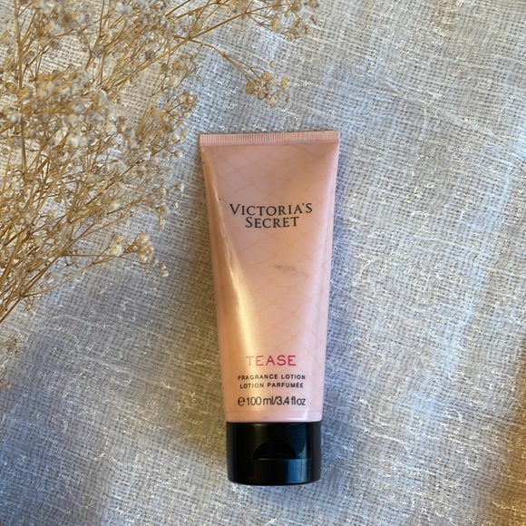 Set of two VICTORIA’s SECRET lotion and body wash (sealed) - Picture 3 of 8